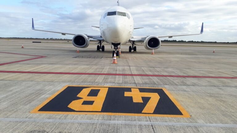 Sinalização em aeroportos essencial para os pilotos na terra e no céu